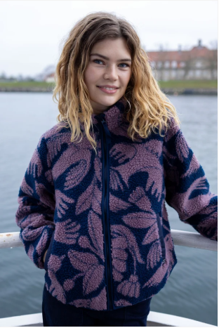 Danelabrador Fleecejacke tiefblau mit graulila Vogelmuster