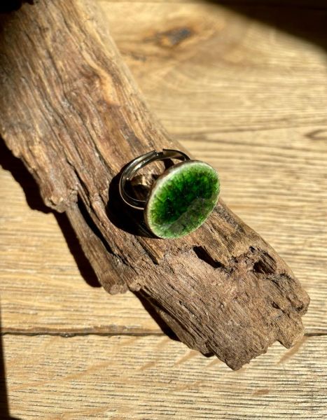 Ring mit Keramikcabochon - grün